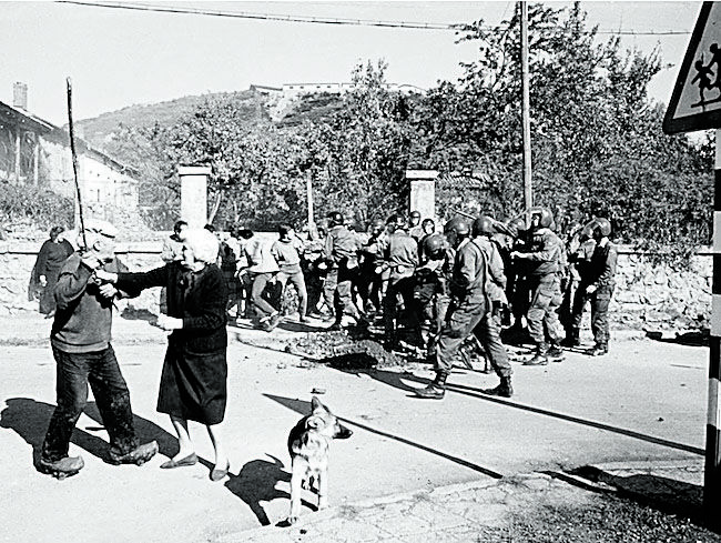 La foto más emblemática del largo conflicto de Riaño no es de 1987, año de los derribos, sino de 1986, que fue cuando empezó ‘la batalla’. | MAURICIO PEÑA