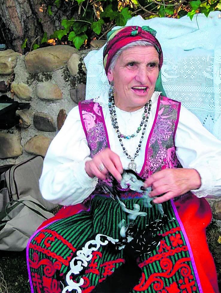 Celerina, siempre dispuesta a colaborar, en la Feria de Artesanía de Velilla. Celerina, siempre dispuesta a colaborar, en la Feria de Artesanía de Velilla.