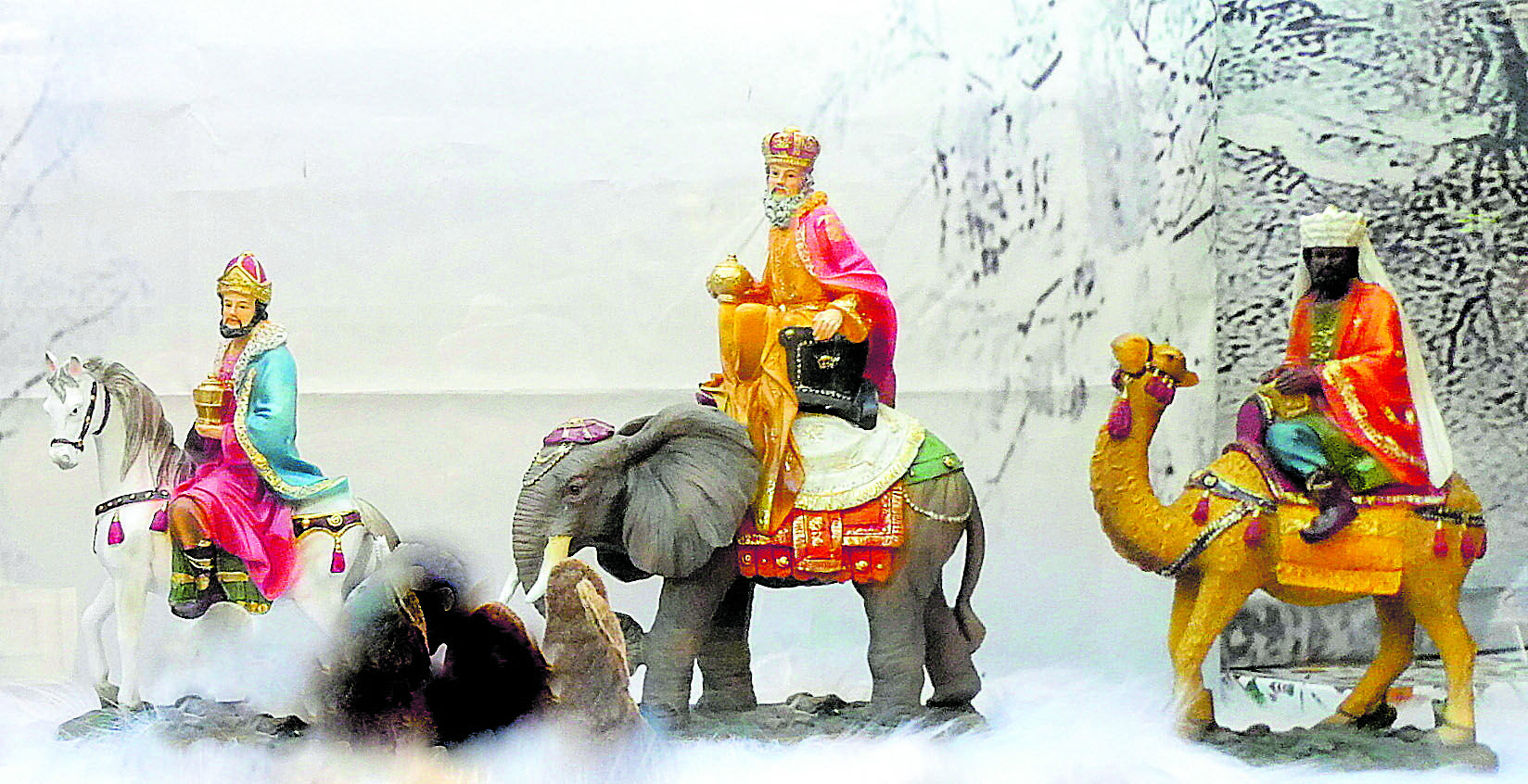 En un escaparate de la ciudad podemos ver estos Reyes Magos en tres monturas diferentes. | GREGORIO F. CASTAÑÓN