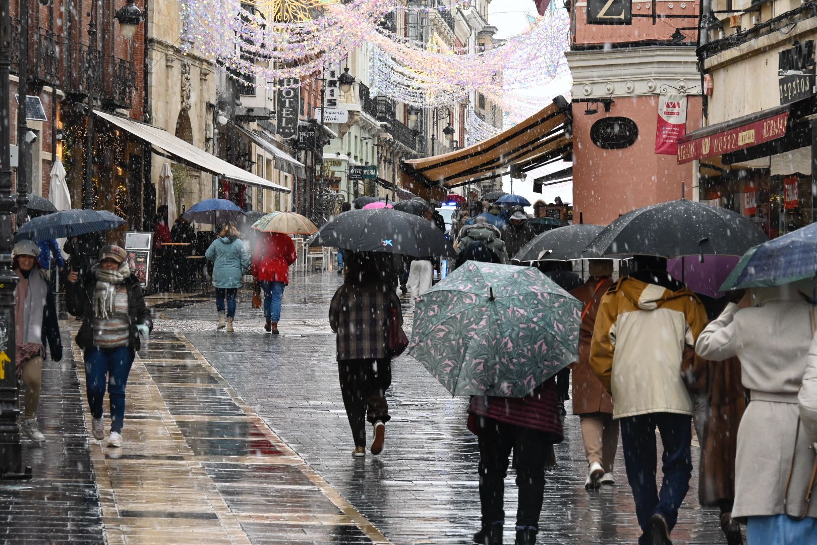 Copos de nieve cayendo en la calle Ancha durante la mañana de este domingo. | SAÚL ARÉN