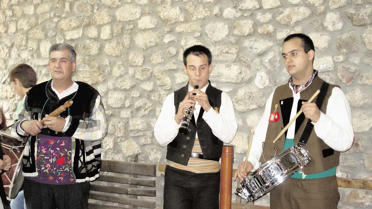 Tres músicos interpretan composiciones tradicionales de León en las fiestas de Genicera. | L.N.C.