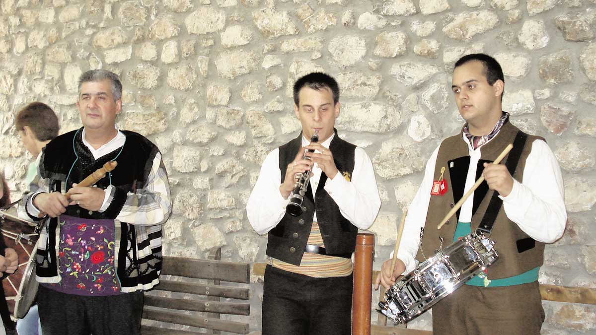 Tres músicos interpretan composiciones tradicionales de León en las fiestas de Genicera. | L.N.C. Tres músicos interpretan composiciones tradicionales de León en las fiestas de Genicera. | L.N.C.