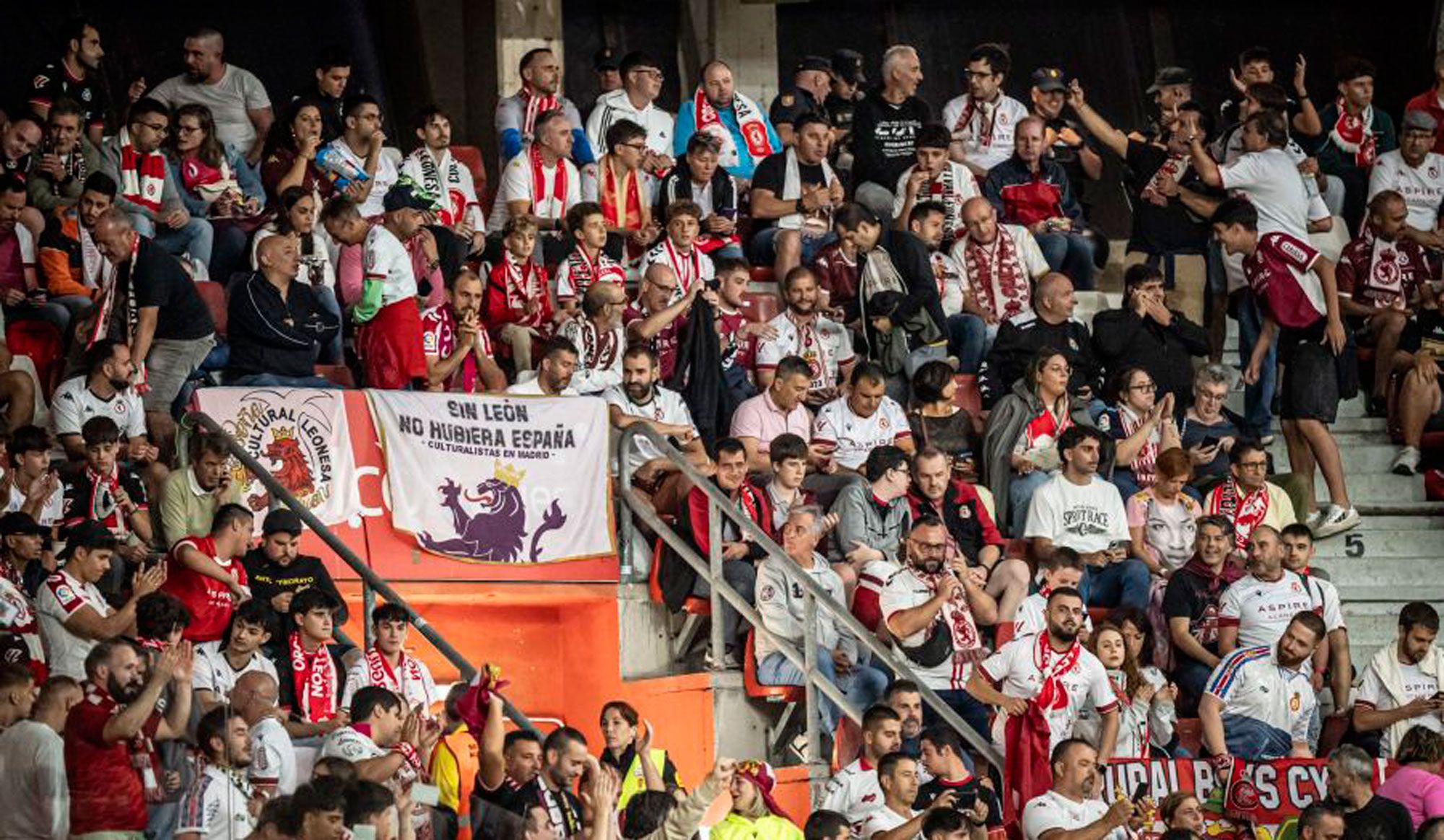 La afición de la Cultural, en las gradas de El Molinón ante el Sporting. | LALIGA