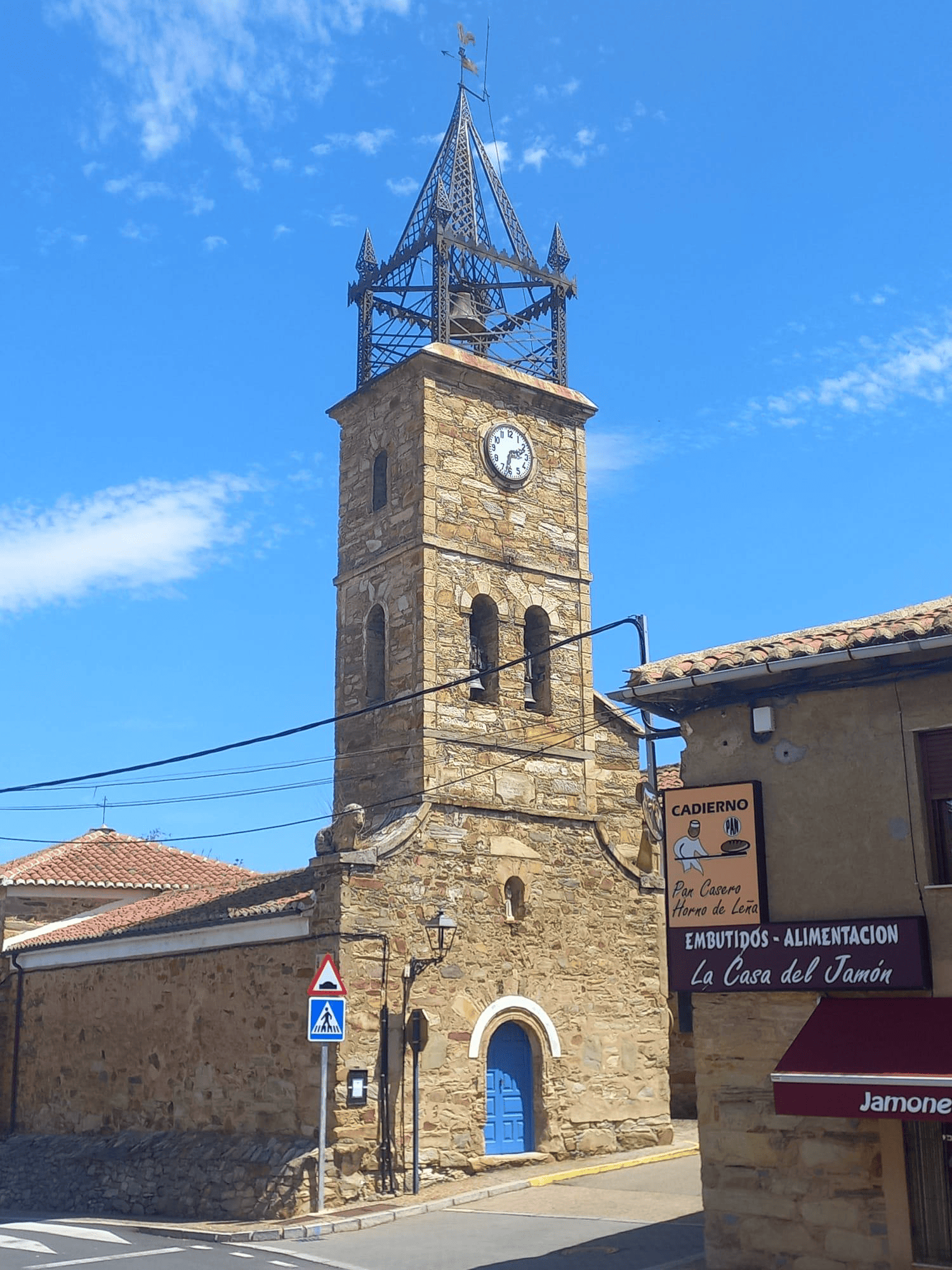 Es uno de los edificios más singulares de Val de San Lorenzo. | L.N.C.