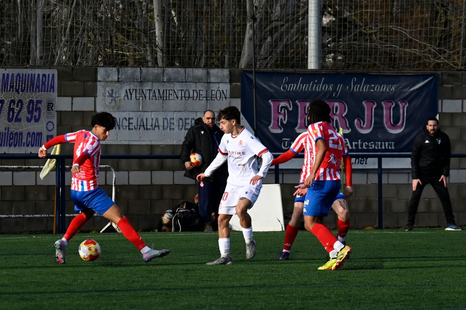 Choco, autor del gol del Júpiter, entre dos defensores del Tordesillas. | SAÚL ARÉN