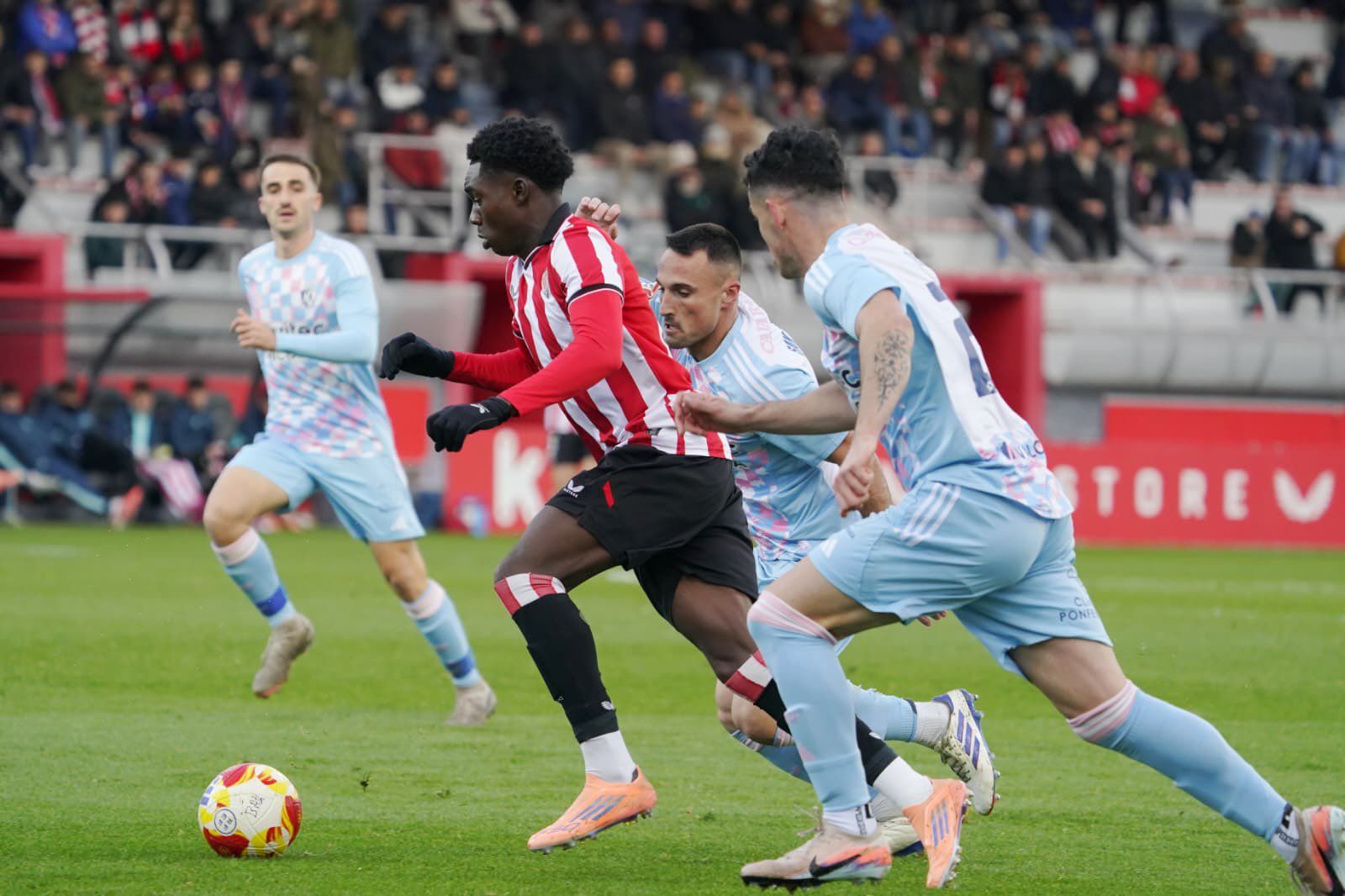 La Ponferradina volvió a perder ante el Athletic B, sumando ya ocho partidos seguidos sin ganar.  REPORTAJE GRÁFICO ATHLETIC B