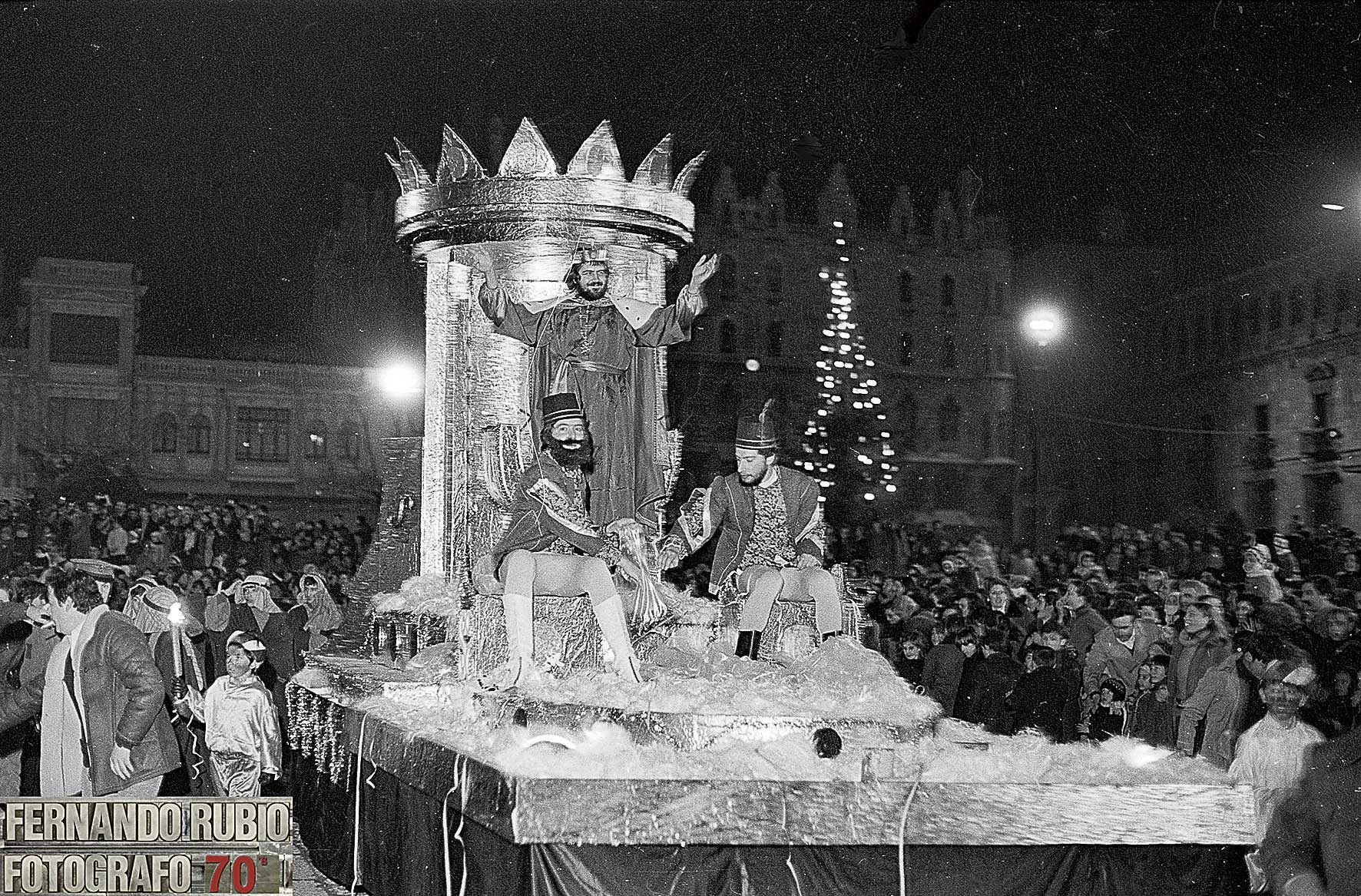 Las cabalgatas de los años 70 no tenían el esplendor y la la espectacularidad de las actuales, pero la ilusión de los niños era la misma. | FERNANDO RUBIO