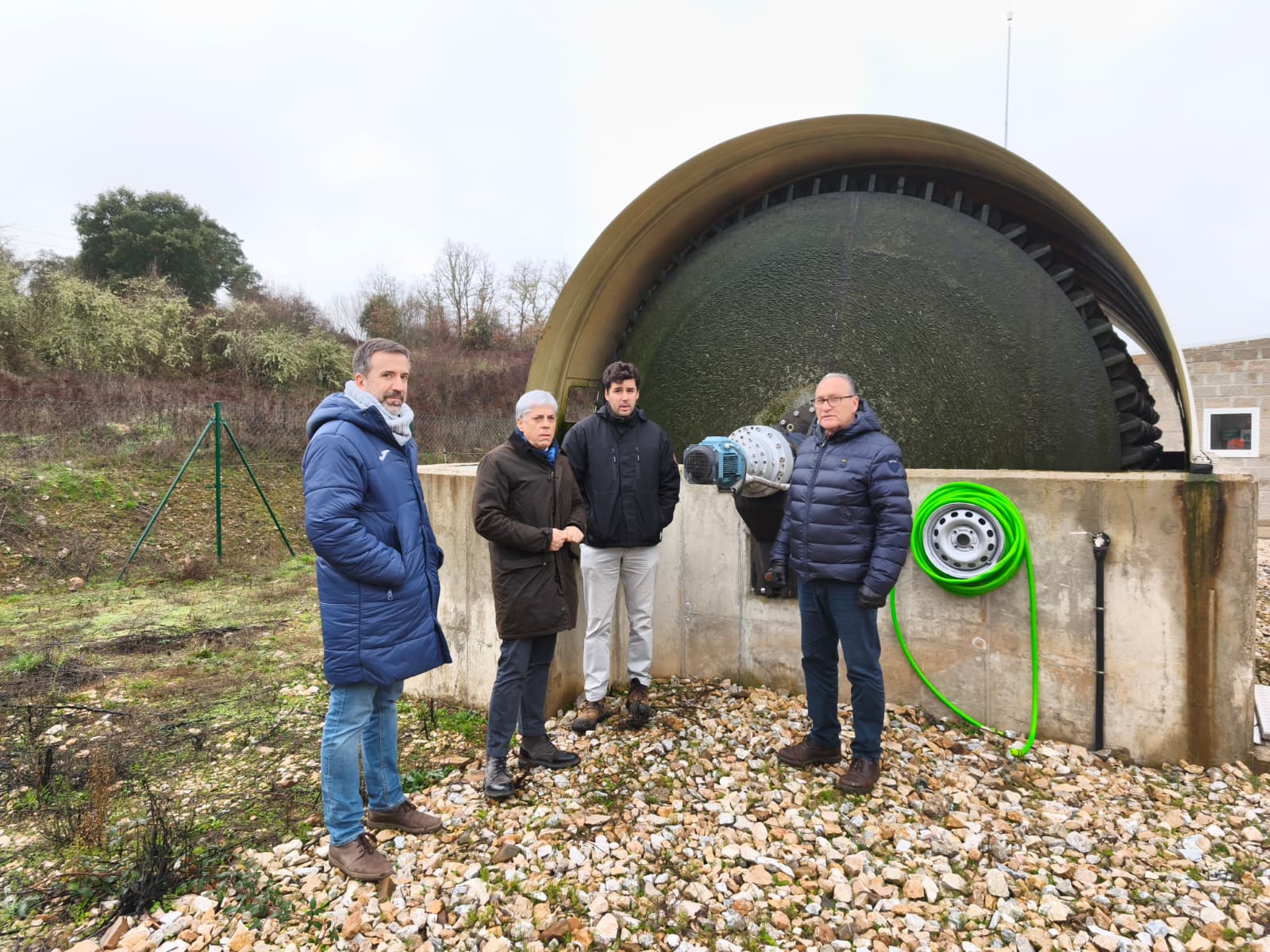 El delegado territorial de la Junta, Eduardo Diego, y el alcalde de Molinaseca, Alfonso Arias, en su visita a la nueva instalación. | L.N.C.