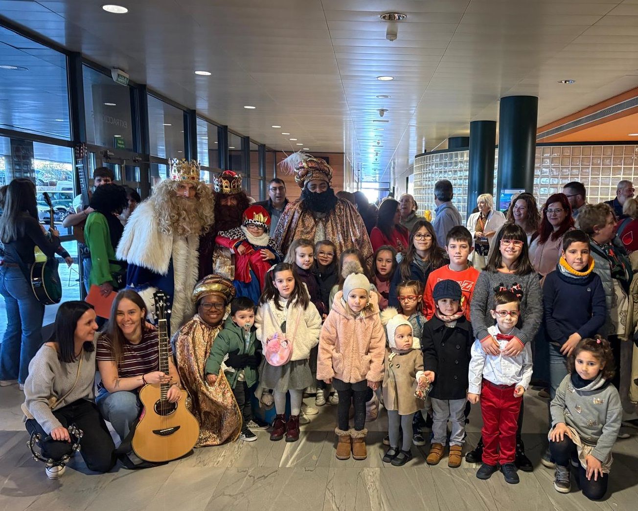 Imagen de la llegada de los Reyes Magos al Hospital Universitario de León. |CAULE