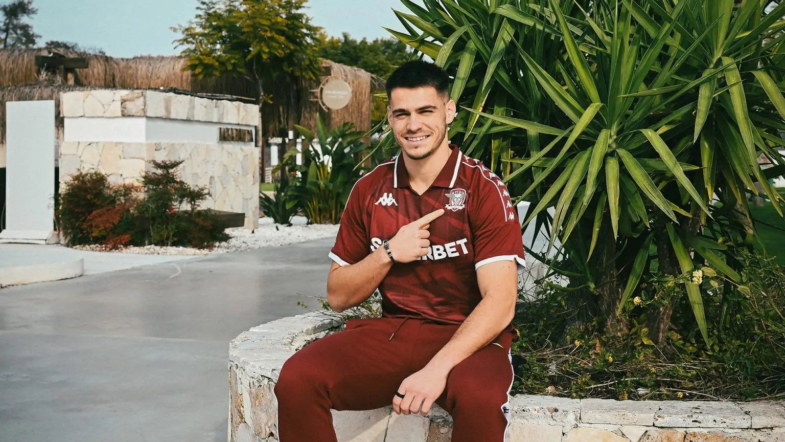 Paraschiv durante su presentación con el Rapid de Bucarest. RAPIDBUCAREST