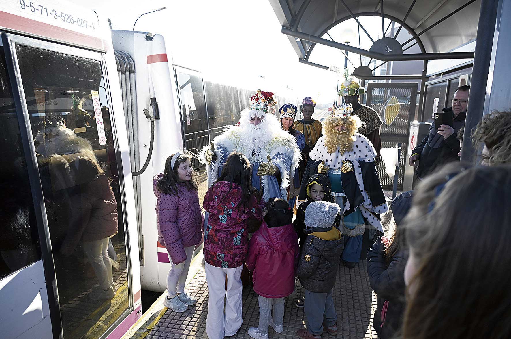 Los Reyes Magos llegaron a Villaquilambre un año más en el tren de Feve. | L.N.C.