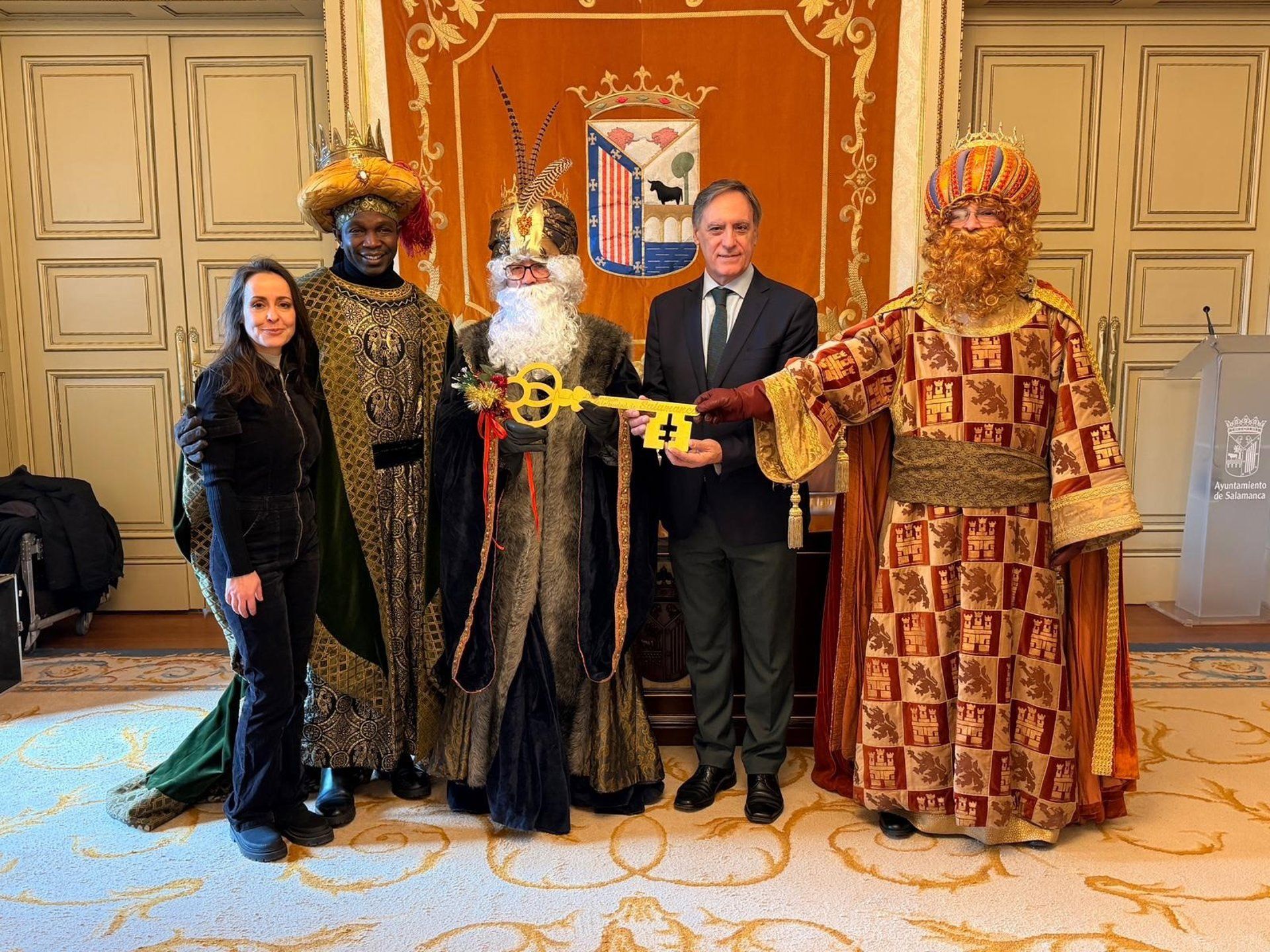 El alcalde de Salamanca entrega una 'llave mágica' a los Reyes para abrir las puertas de la ciudad. | AYUNTAMIENTO DE SALAMANCA