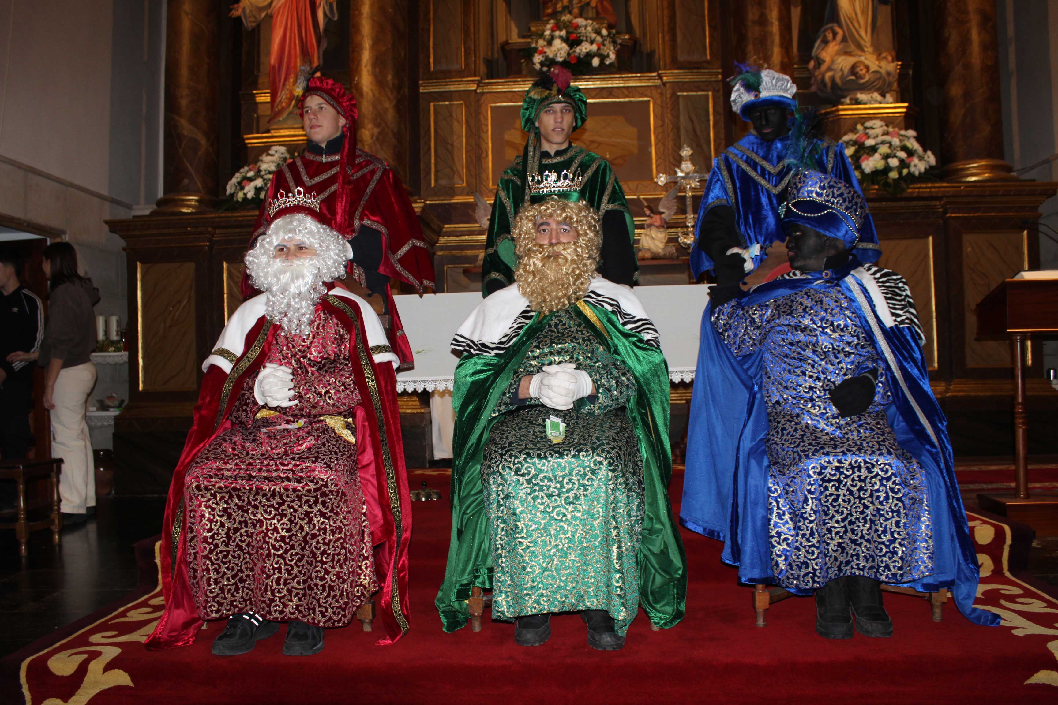 Los Reyes Magos repartieron cientos de regalos en su paso por Boñar. | ALFREDO HURTADO
