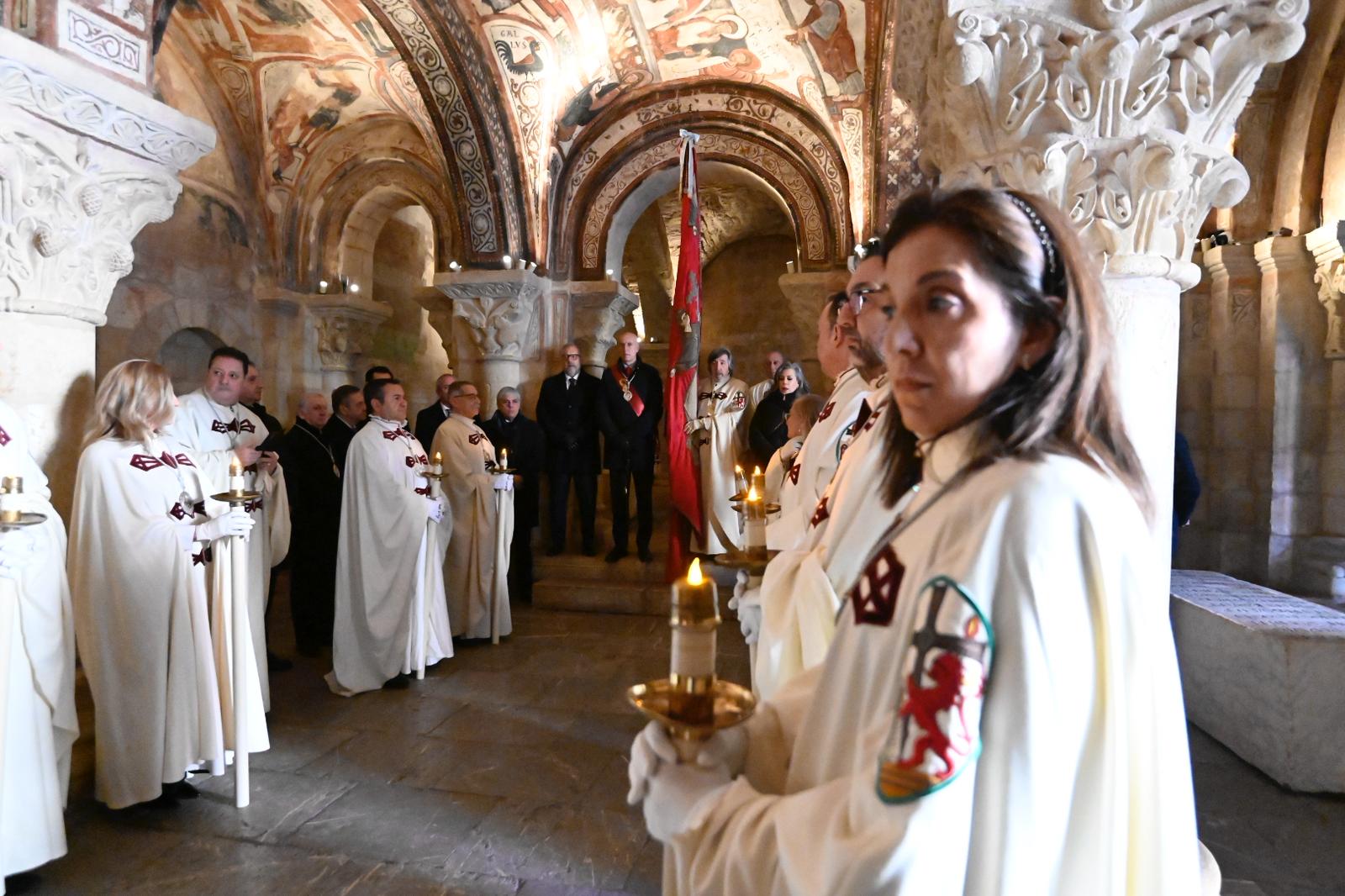 León rinde homenaje a sus reyes con el tradicional responso en la basílica de San Isidoro | SAÚL ARÉN