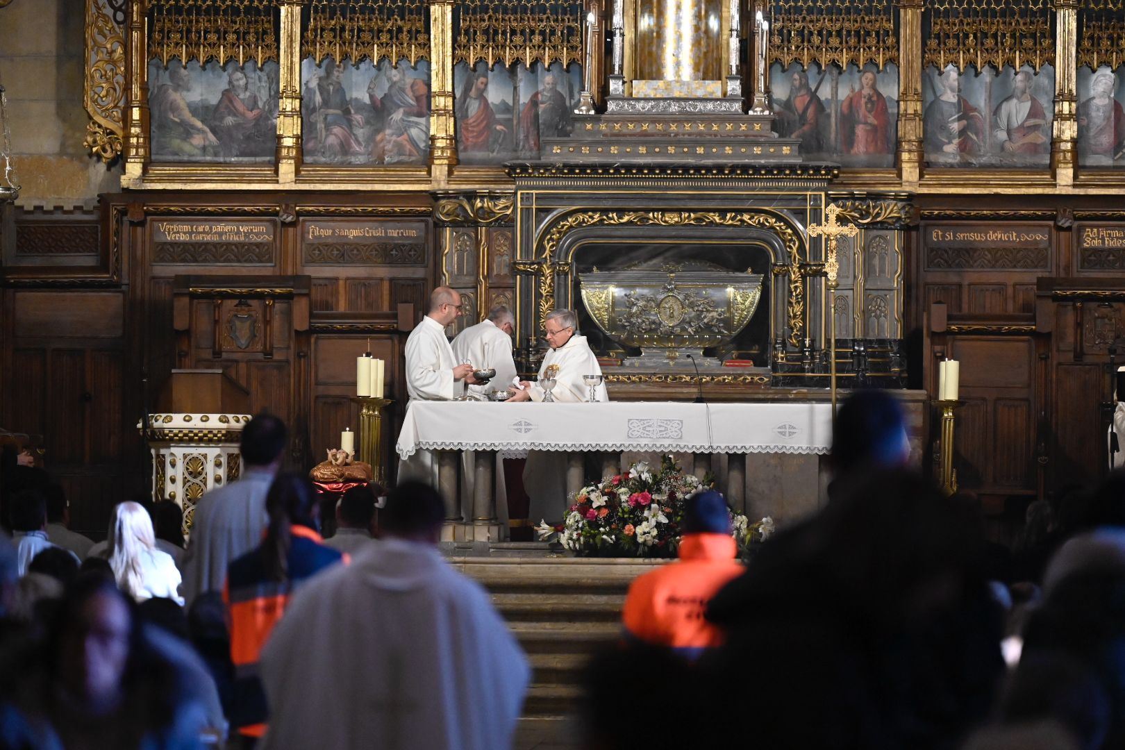 León rinde homenaje a sus reyes con el tradicional responso en la basílica de San Isidoro | SAÚL ARÉN