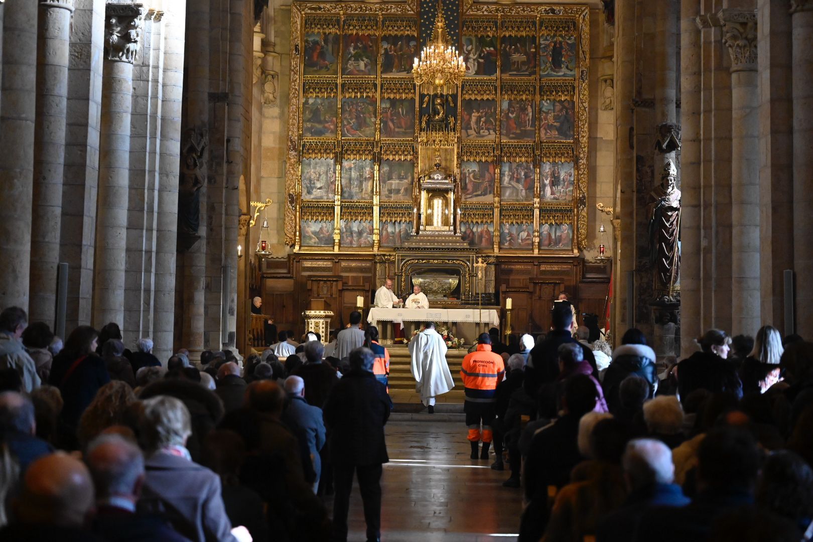 León rinde homenaje a sus reyes con el tradicional responso en la basílica de San Isidoro | SAÚL ARÉN