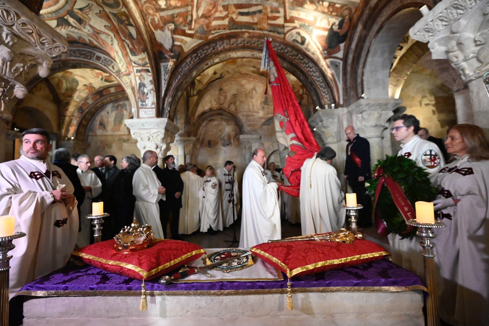 León rinde homenaje a sus reyes con el tradicional responso en la basílica de San Isidoro | SAÚL ARÉN