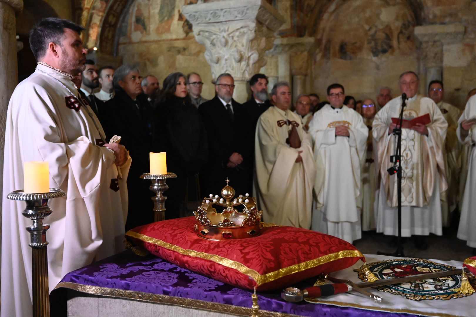 León rinde homenaje a sus reyes con el tradicional responso en la basílica de San Isidoro | SAÚL ARÉN