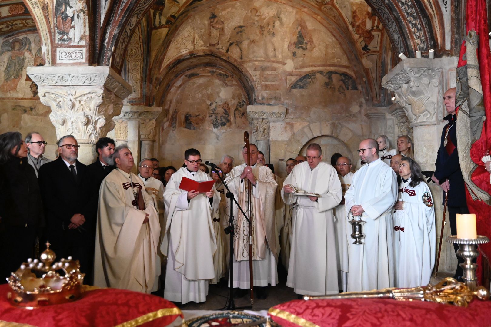 León rinde homenaje a sus reyes con el tradicional responso en la basílica de San Isidoro | SAÚL ARÉN