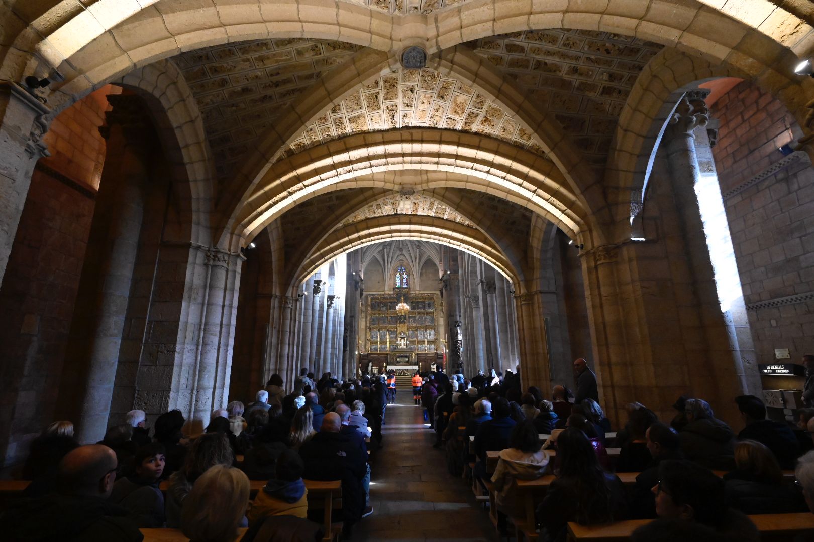 León rinde homenaje a sus reyes con el tradicional responso en la basílica de San Isidoro | SAÚL ARÉN