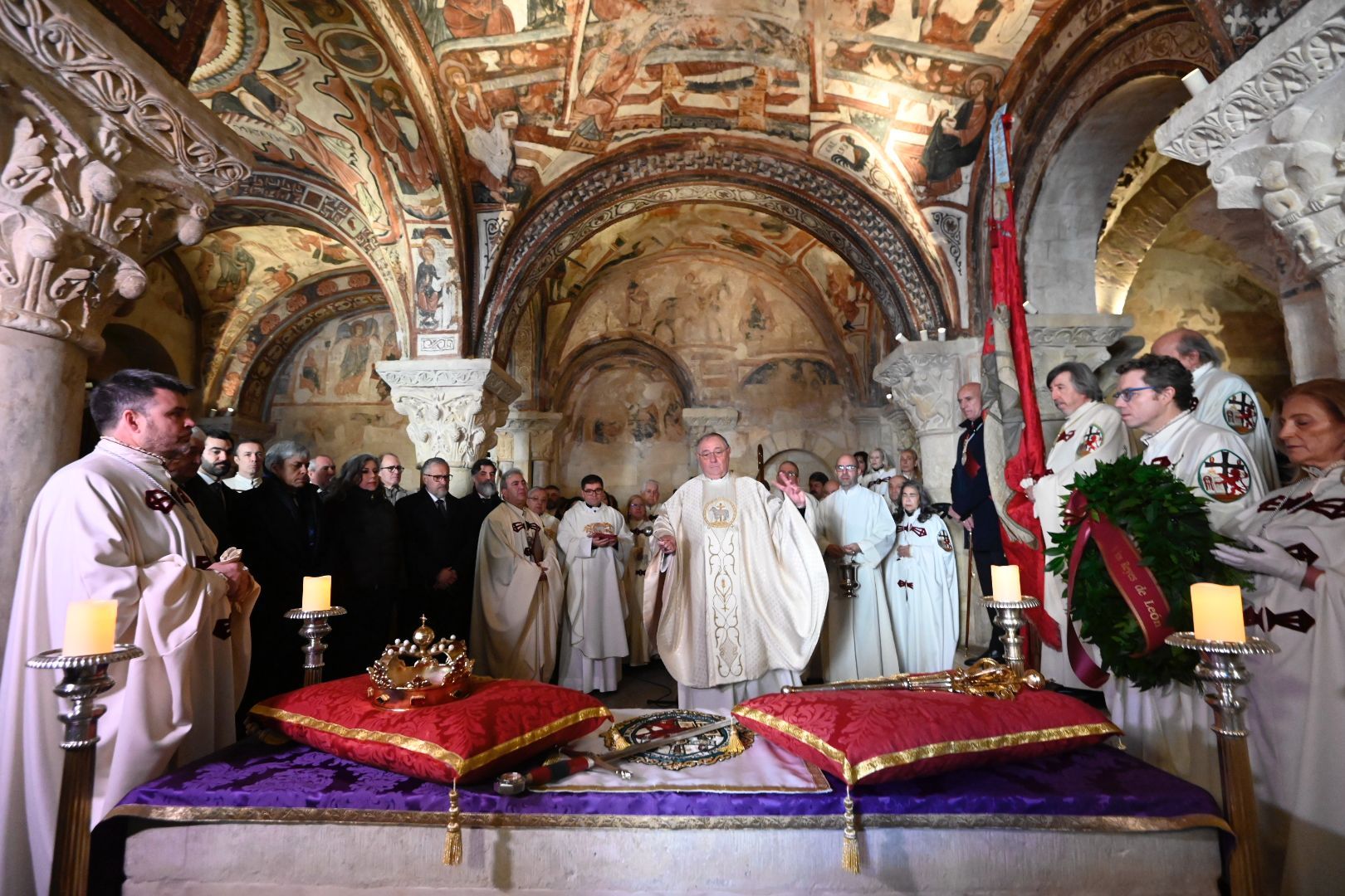 León rinde homenaje a sus reyes con el tradicional responso en la basílica de San Isidoro | SAÚL ARÉN