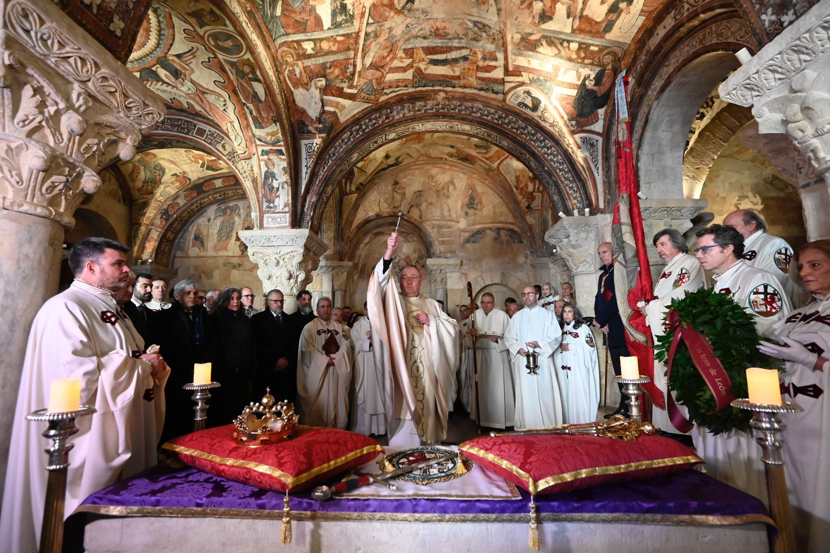León rinde homenaje a sus reyes con el tradicional responso en la basílica de San Isidoro | SAÚL ARÉN