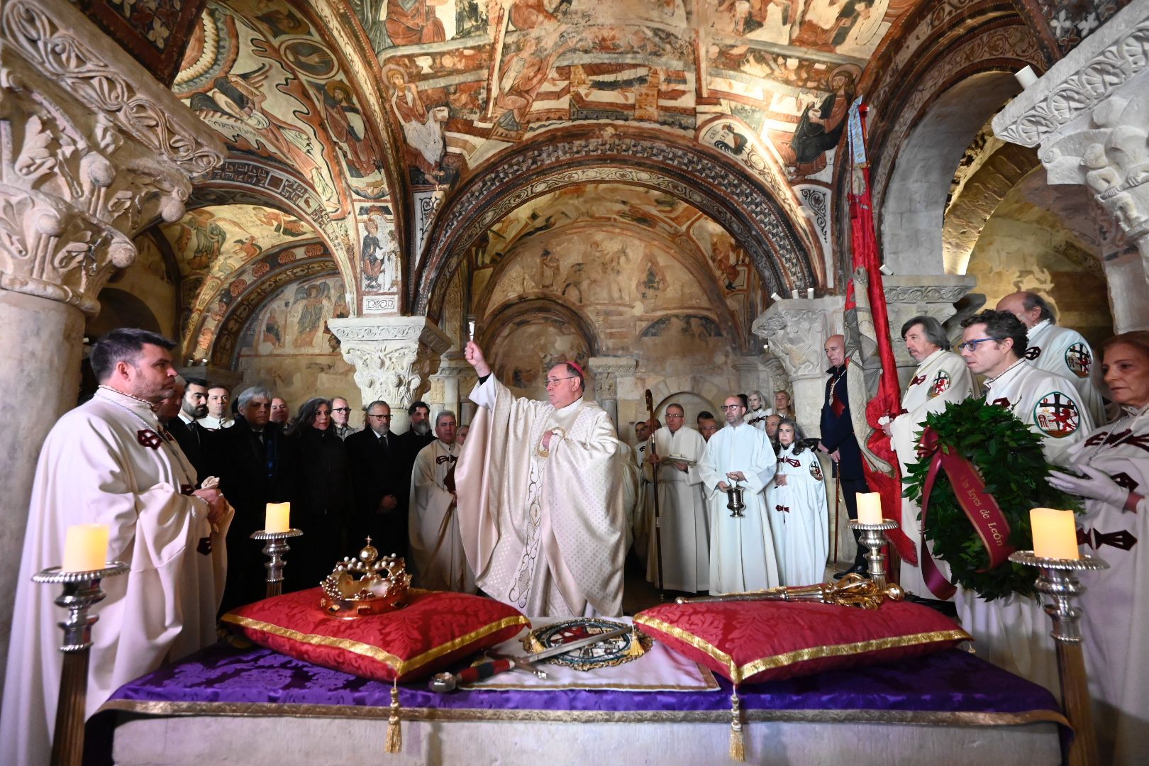 León rinde homenaje a sus reyes con el tradicional responso en la basílica de San Isidoro| SAÚL ARÉN