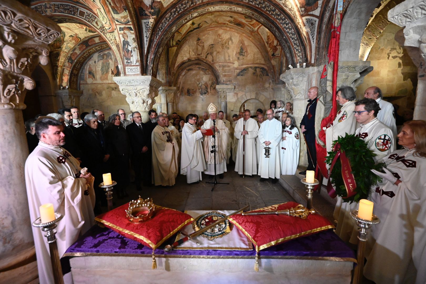 León rinde homenaje a sus reyes con el tradicional responso en la basílica de San Isidoro | SAÚL ARÉN