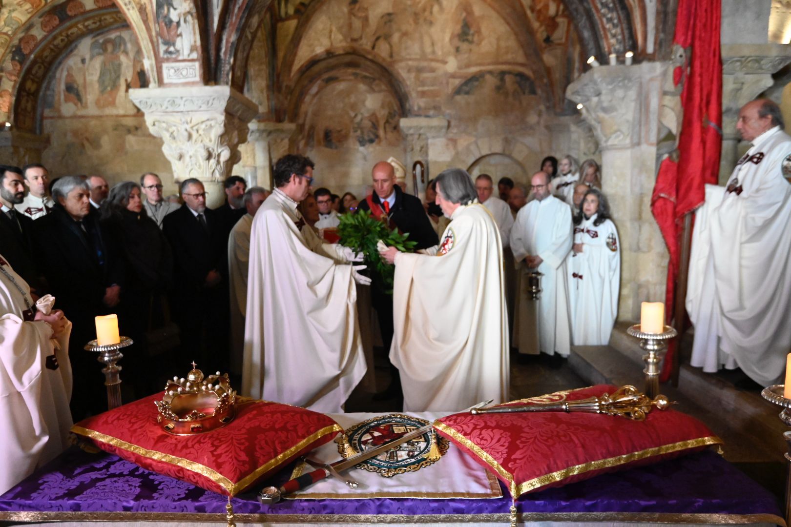 León rinde homenaje a sus reyes con el tradicional responso en la basílica de San Isidoro | SAÚL ARÉN