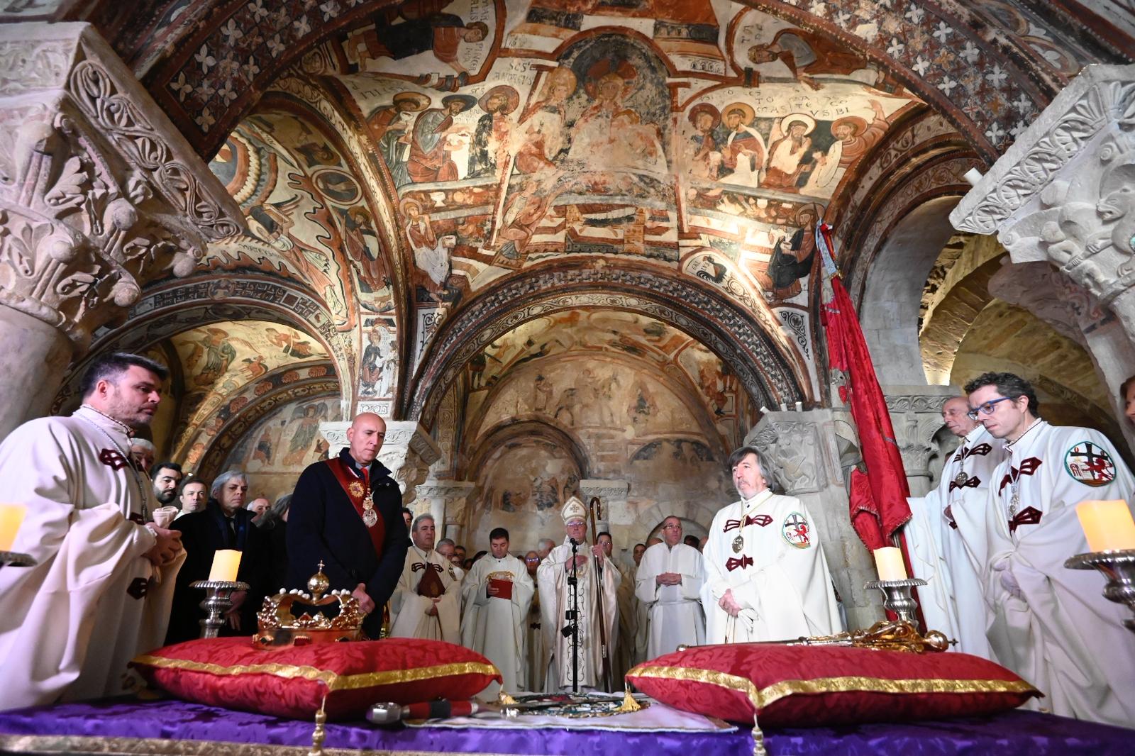 León rinde homenaje a sus reyes con el tradicional responso en la basílica de San Isidoro | SAÚL ARÉN