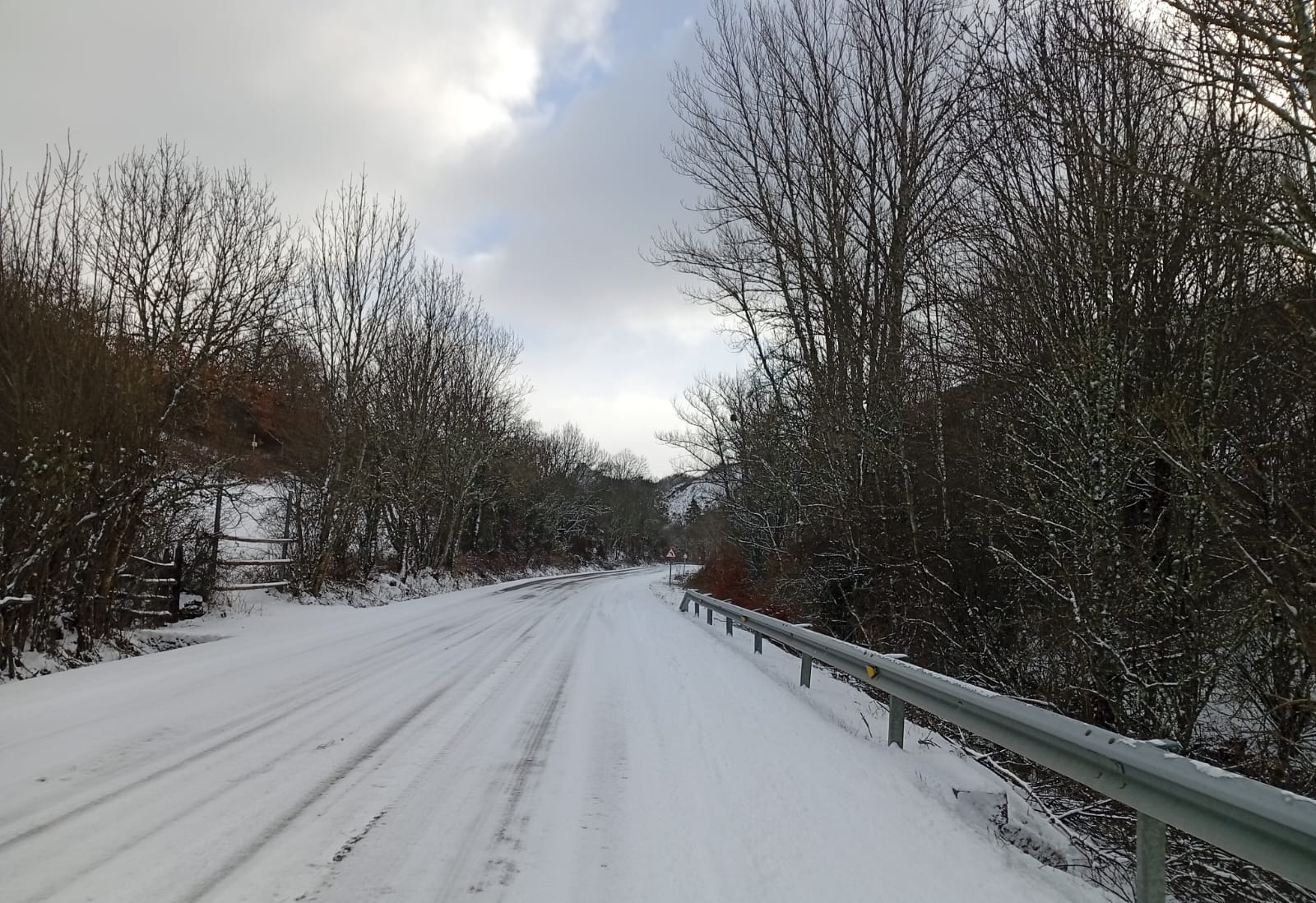 Una imagen de una carretera afectada por la nieve en las inmediaciones del municipio de Carbonera. | L.N.C.