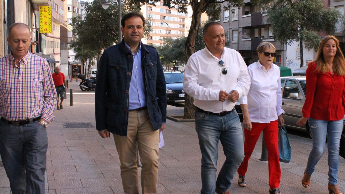 Tino Rodríguez en Ponferrada con sus compañeros del PSOE.| MAR IGLESIAS