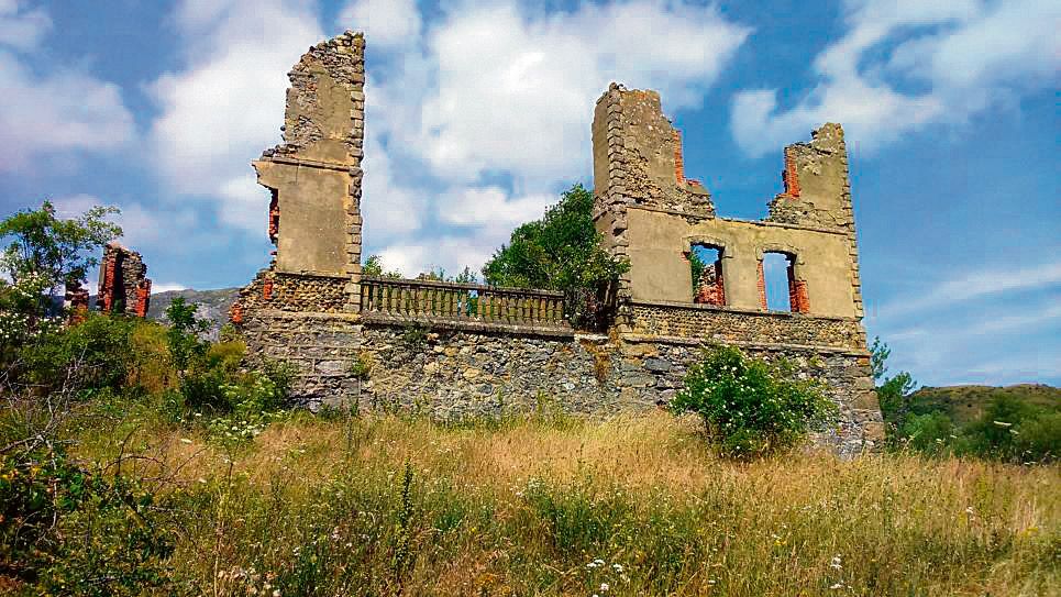 Las ruinas de la llamada Fabricona de Golpejar de la Tercia son el recuerdo del bombardeo por los aviones de la Legión Cóndor de estas instalaciones.