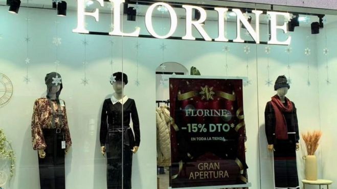 Florine desembarcó en la ciudad antes de que acabara el año. Florine desembarcó en la ciudad antes de que acabara el año.