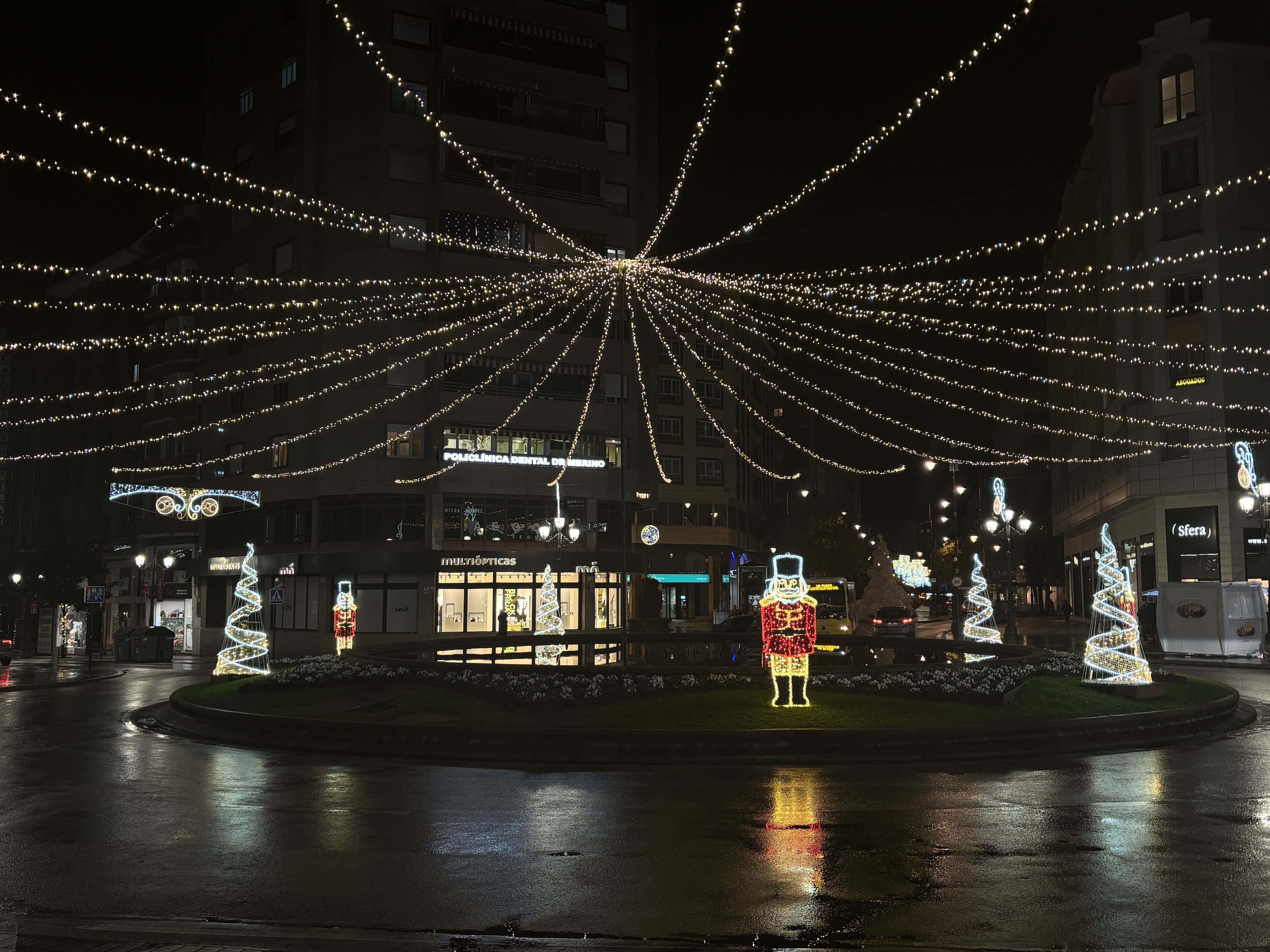 Iluminación en la Plaza Julio Lazúrtegui de Ponferrada. | JAVIER FERNÁNDEZ