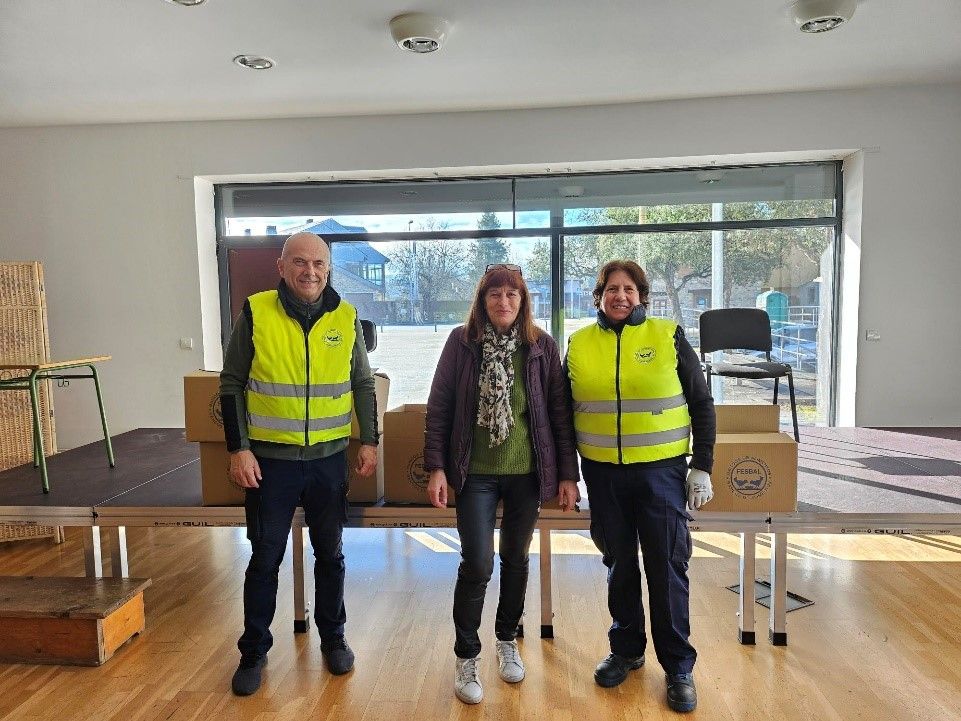 La entrega fue realizada por Trinidad Núñez Arias, concejala del Ayuntamiento de Carracedelo.