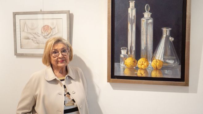 Soledad Fernández ante uno de sus bodegones con membrillos