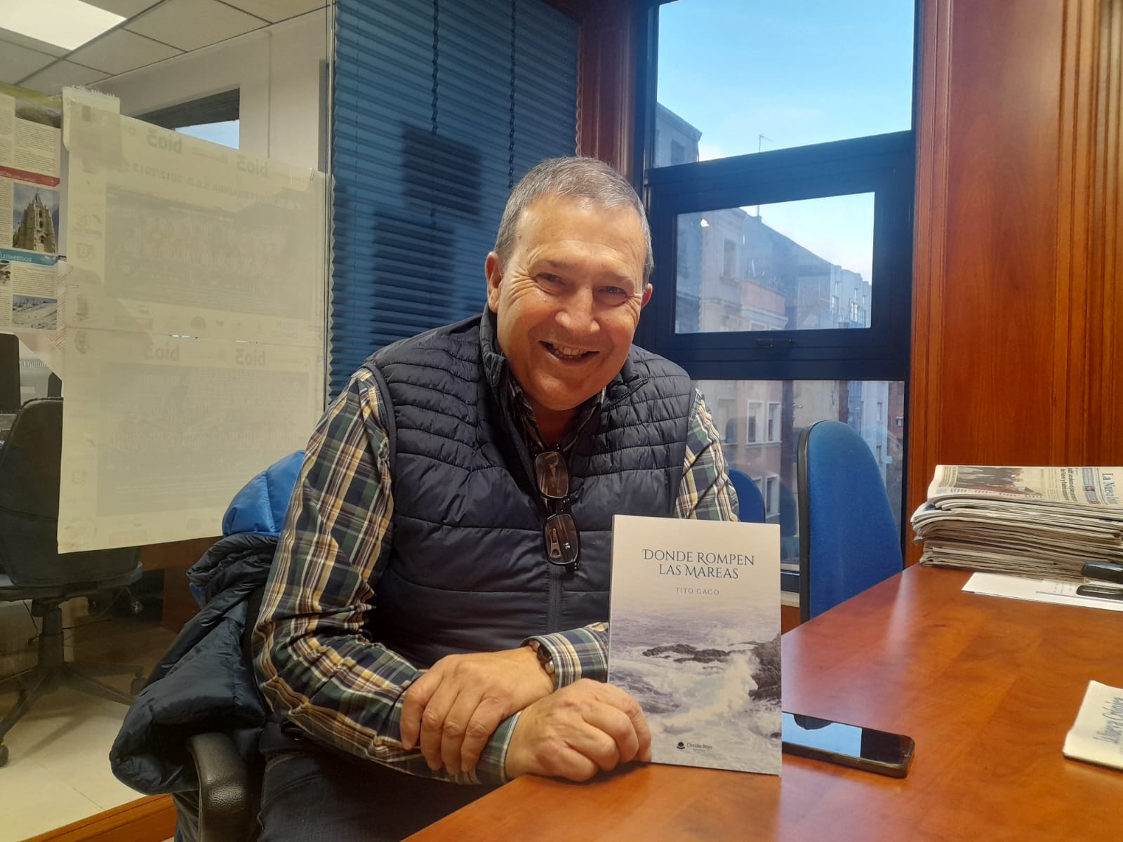 Tito con su nueva publicación entre manos en la redacción de La Nueva Crónica. | MAR IGLESIAS