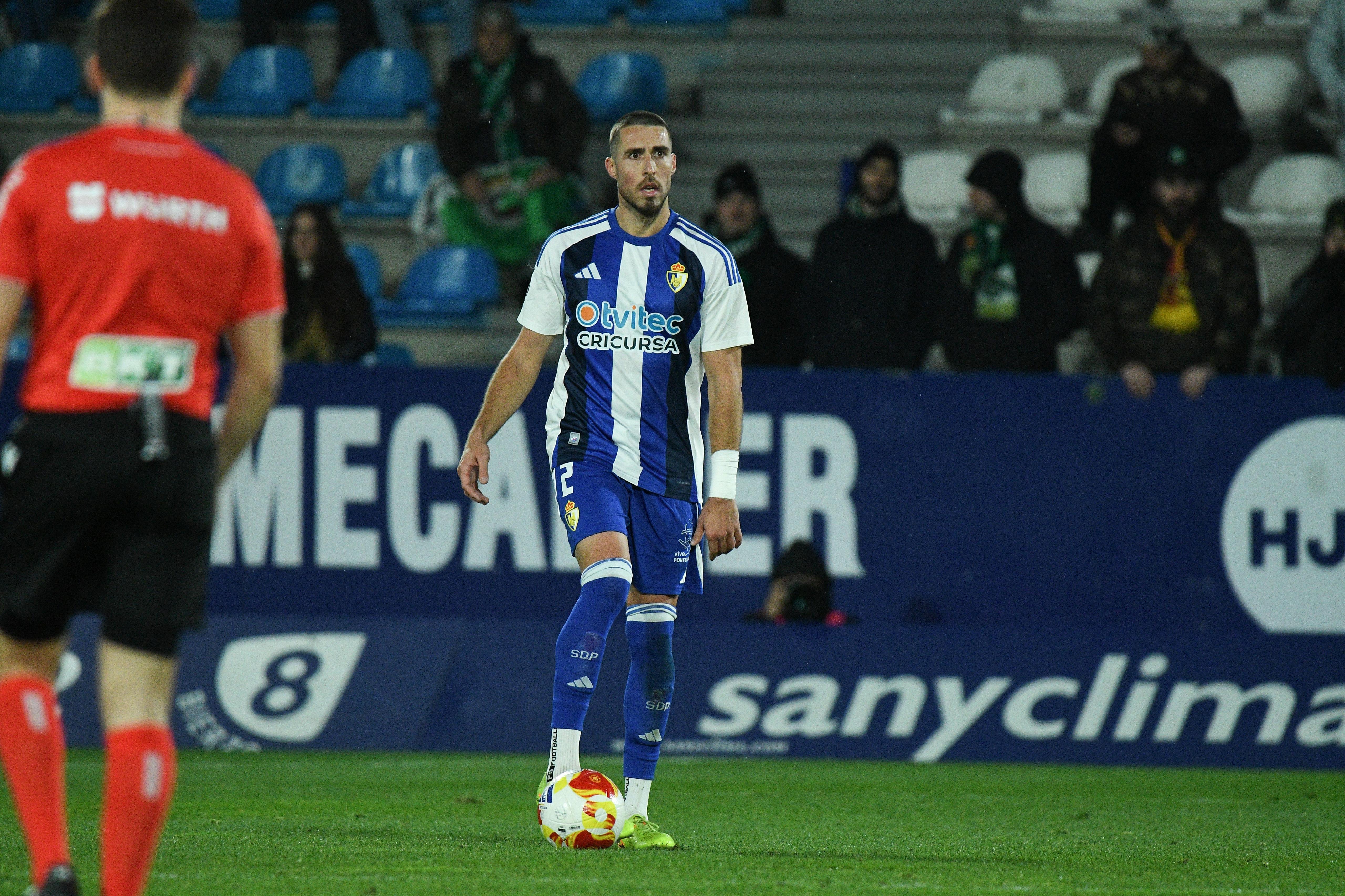 Andújar con el balón durante uno de los partidos en El Toralín esta temporada. QUINITO