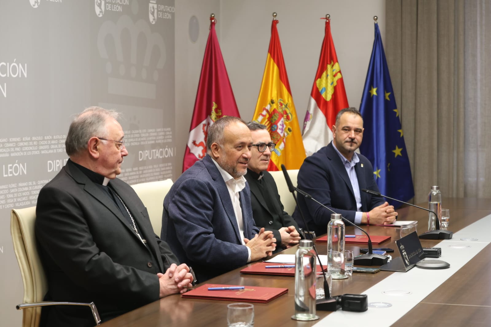 Un instante de la firma del convenio entre la Diputación y las dos diócesis de la provincia de León. | FERNANDO OTERO