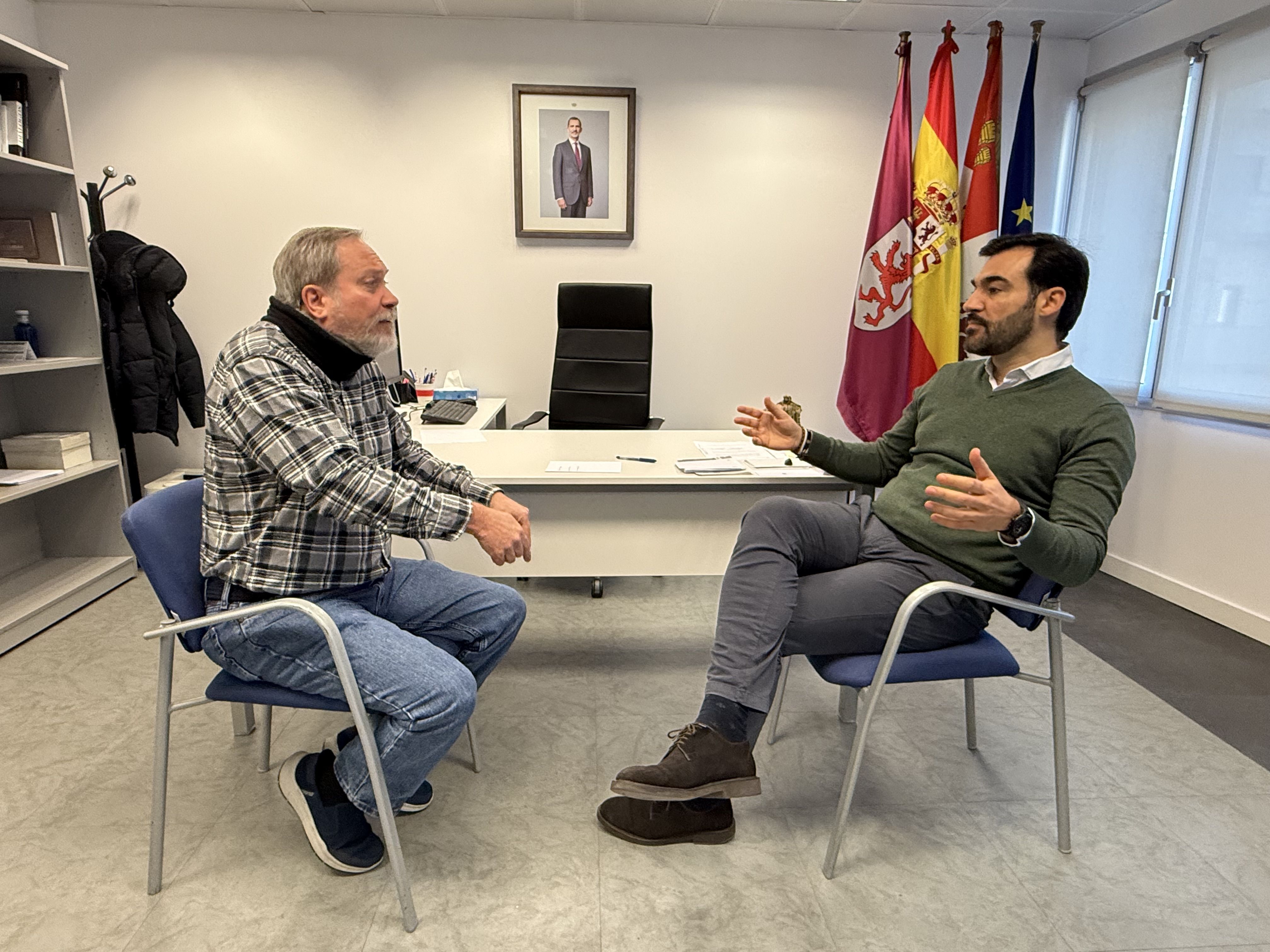 Tirso Alfonso González y el portavoz municipal del PP, David Fernández. | L.N.C.