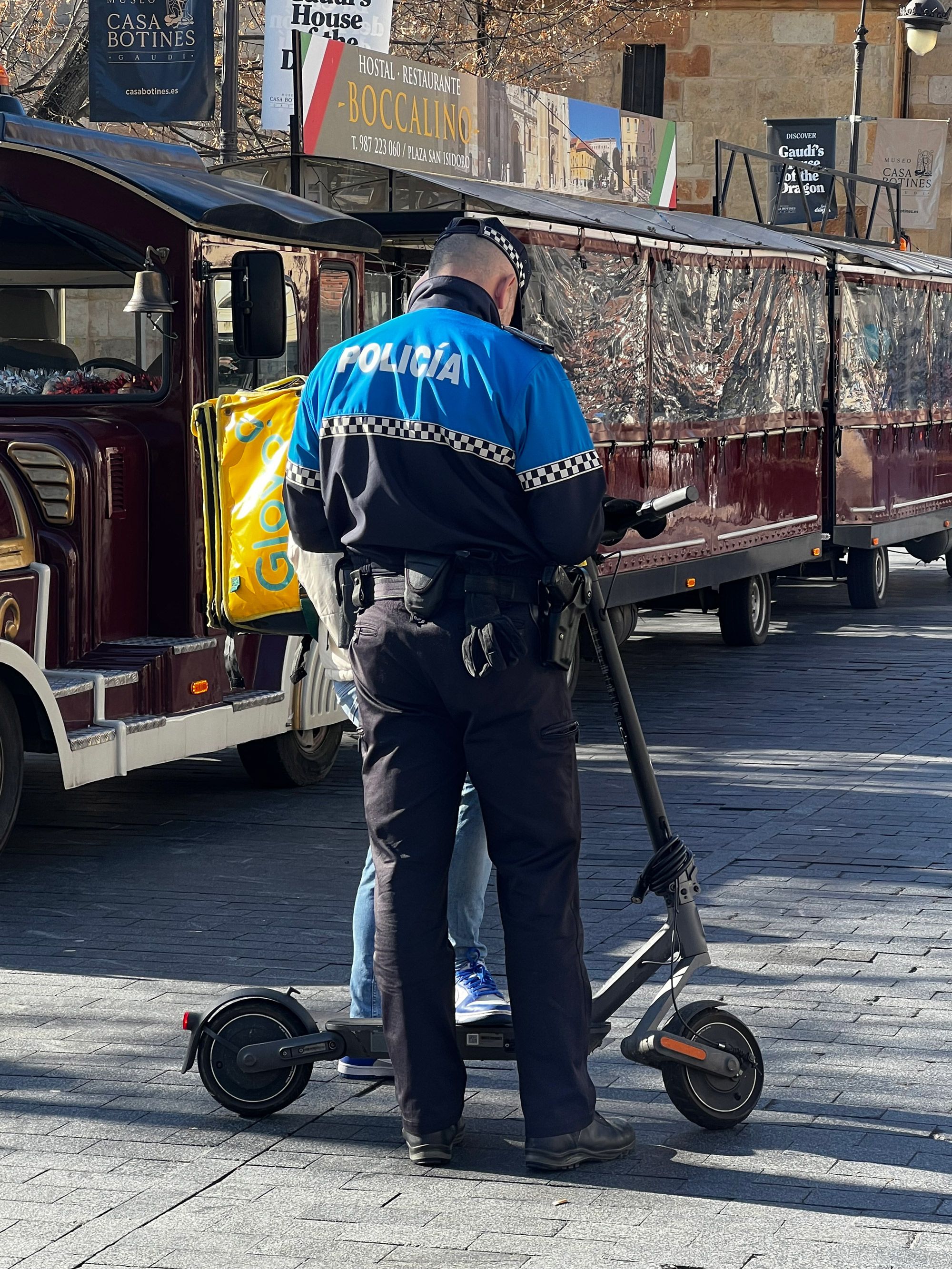 Control de patinetes, en este caso de Glovo, en el centro de León. | CAMPILLO (ICAL)