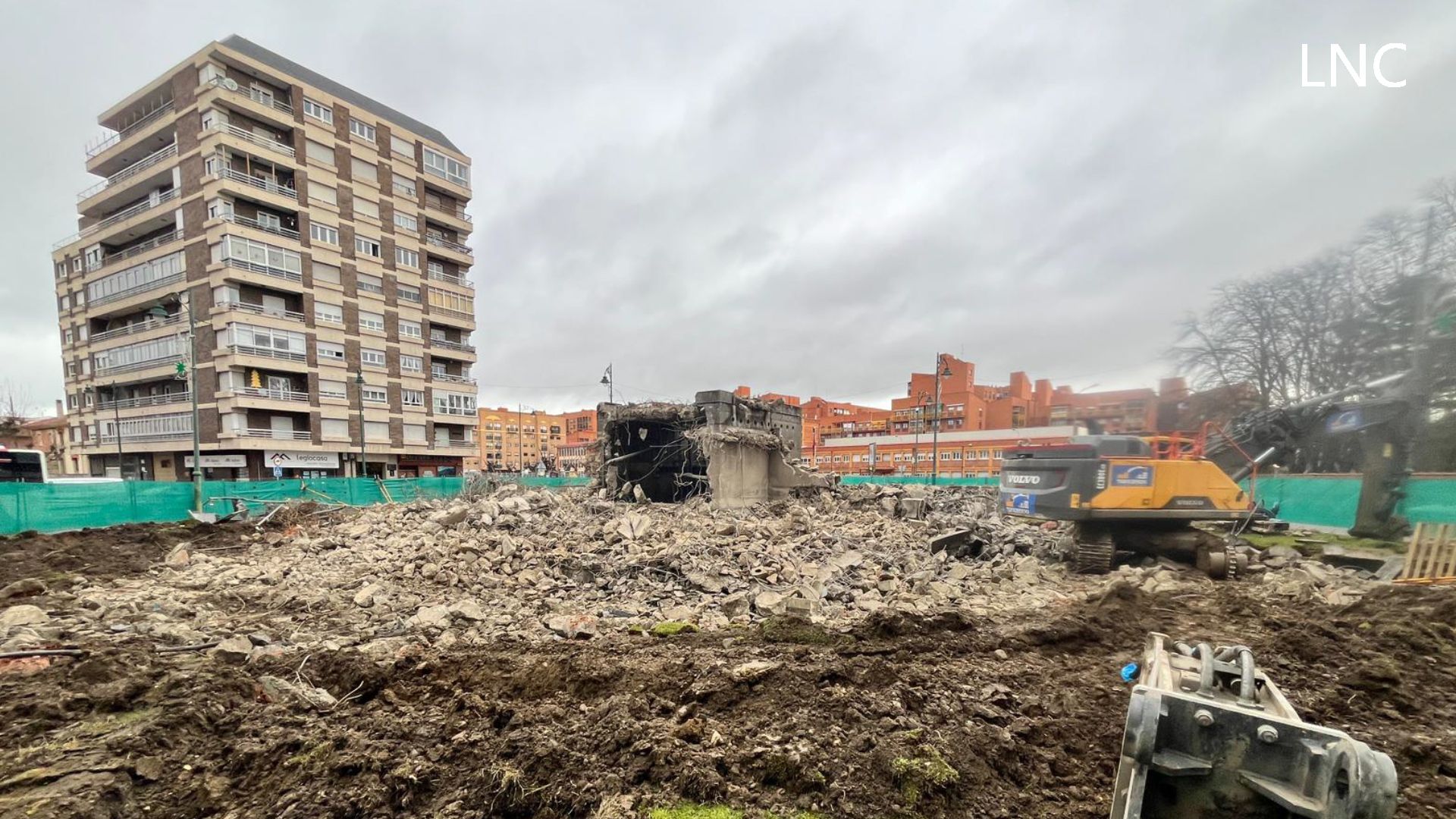 La enorme fuente de la glorieta de Pinilla ya es historia | SAÚL ARÉN