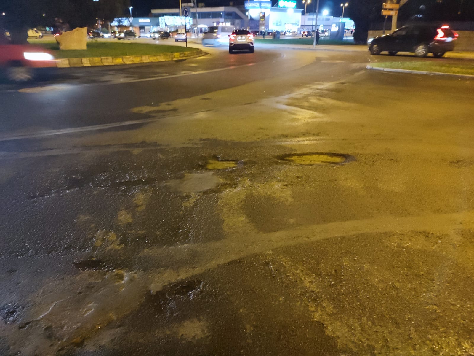 Aparecen baches en la rotonda de la Avenida de la Libertad recién asfaltada.