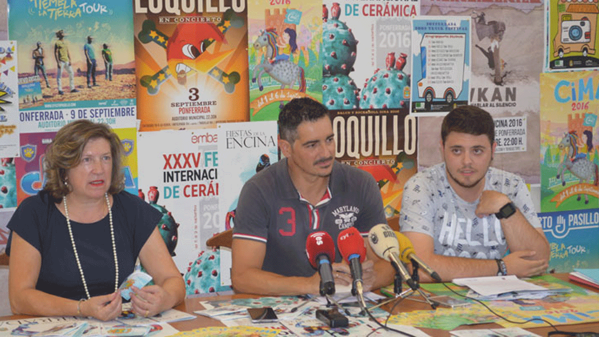 María Antonia Gancedo, Roberto Mendo y Gonzalo Trincado, ante un gran panel decorado con carteles de los actos.|  D.M.