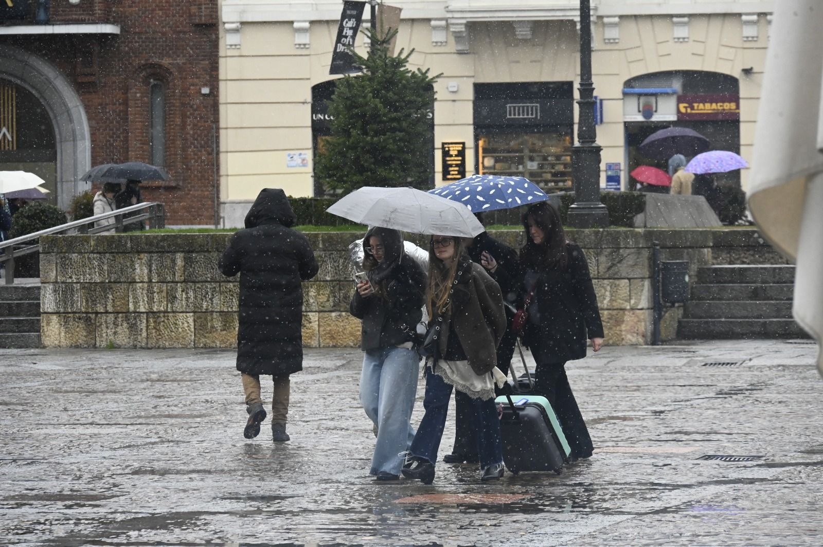 En la recta final de la Navidad se vieron muchas maletas 'de salida' en León. | SAÚL ARÉN