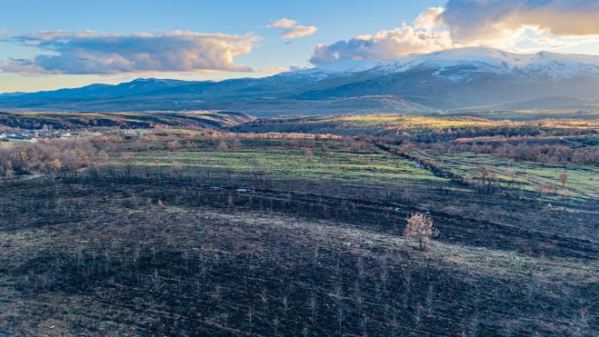 16 Busnadiego a la izquierda y el Teleno a la derecha