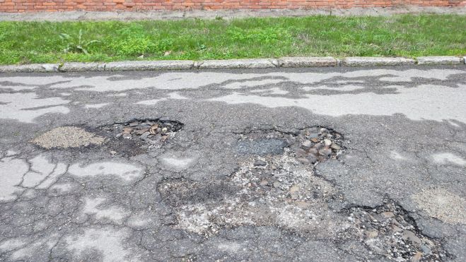 El asfaltado es absolutamente lamentable en la pedanía.