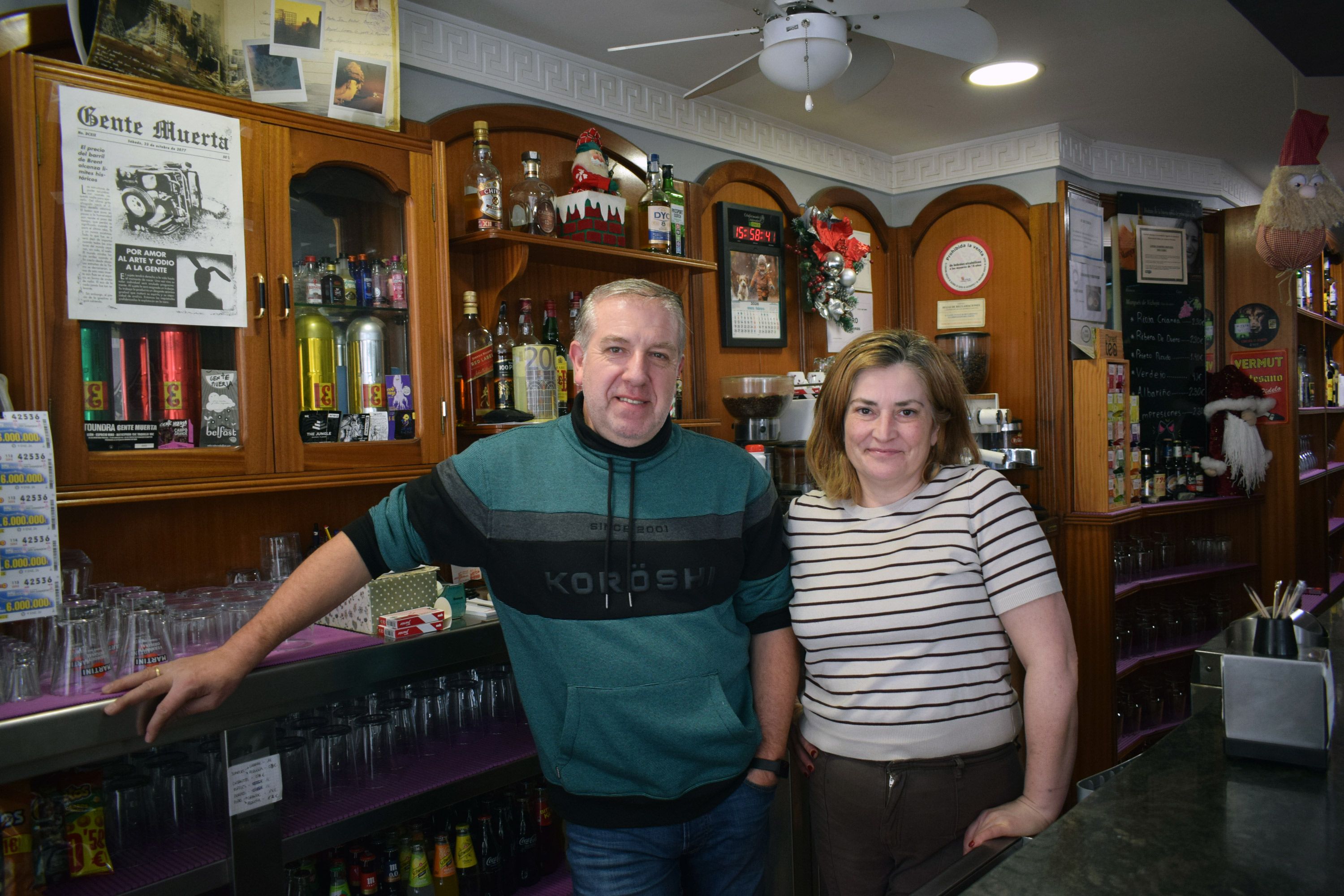 Miguel y Lorena detrás de la barra del 'Bar Chamu'. | A. RODRÍGUEZ Miguel y Lorena detrás de la barra del 'Bar Chamu'. | A. RODRÍGUEZ