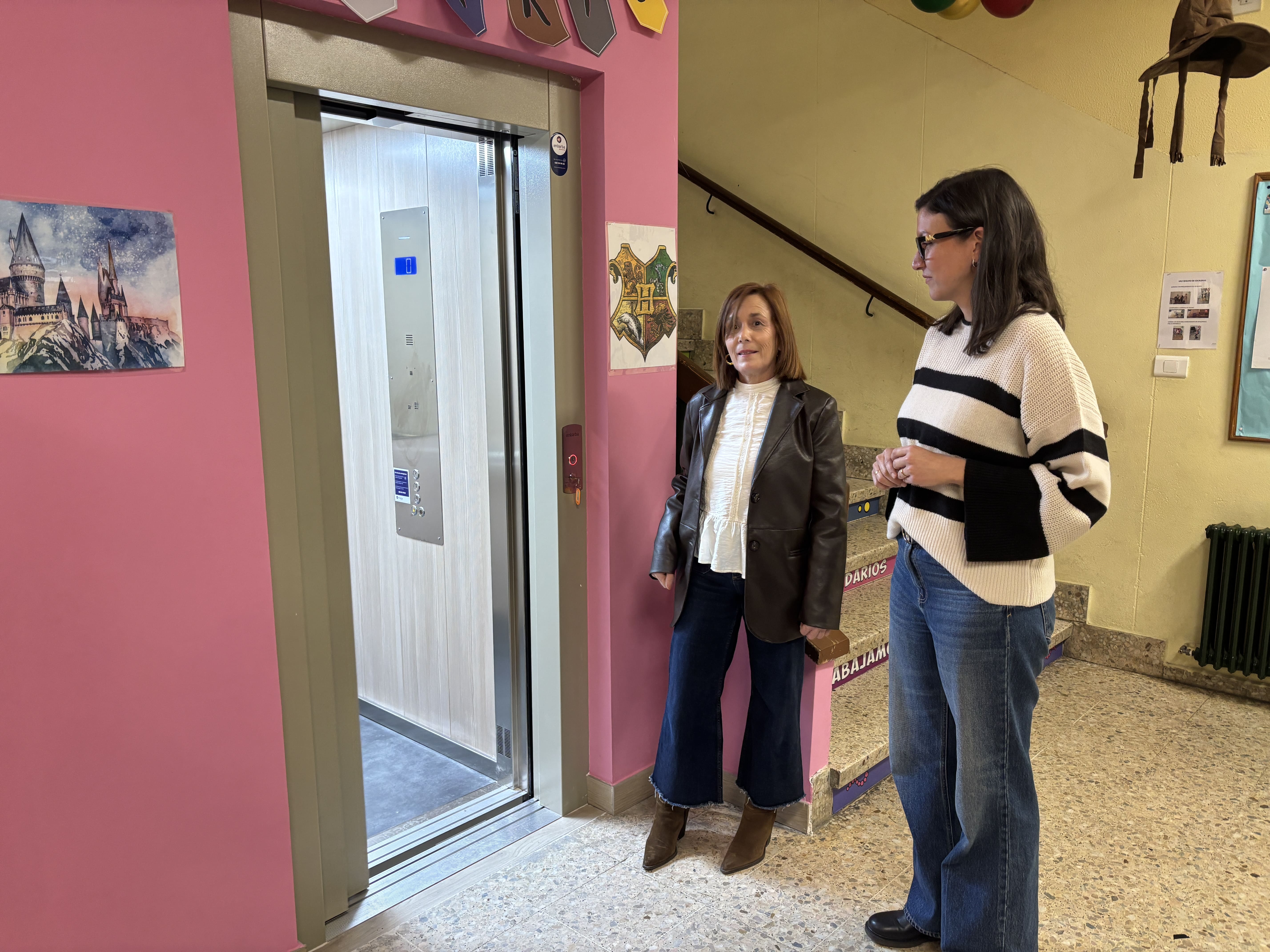 Nuevo ascensor en el CEIP Campo de la Cruz de Ponferrada. | JAVIER FERNÁNDEZ